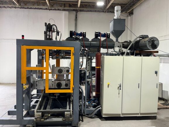Máquina sopladora PEAD fabricada con ingeniería propia BidoTec