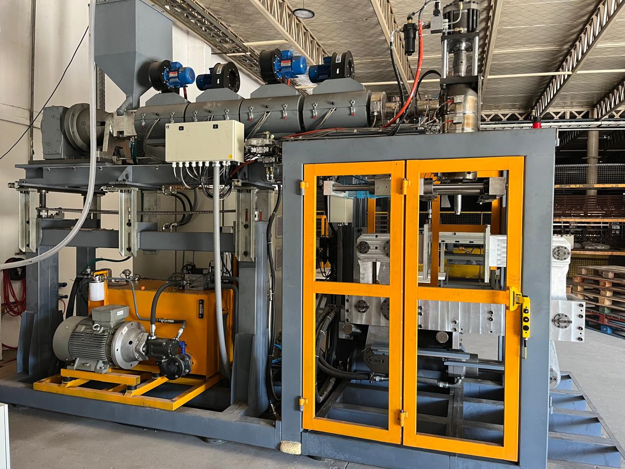 Máquina sopladora PEAD fabricada por BidoTec con ingeniería propia